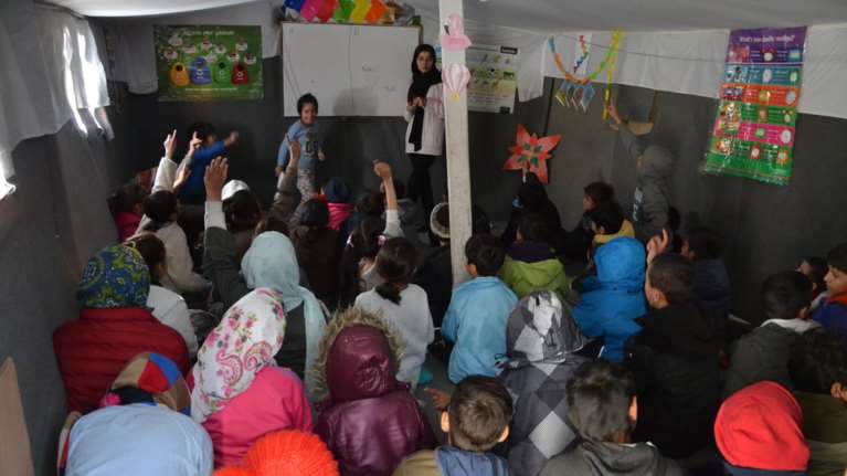 Μόρια: Μαθαίνοντας γράμματα σε σκηνές και παράγκες