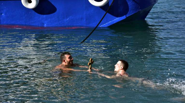 Γιορτάζοντας τα Θεοφάνεια στην Ελλάδα - Τα έθιμα