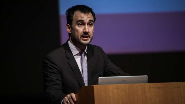 Χαρίτσης: «Ας πάψει τα παιχνίδια με τους θεσμούς ο κ. Μητσοτάκης»