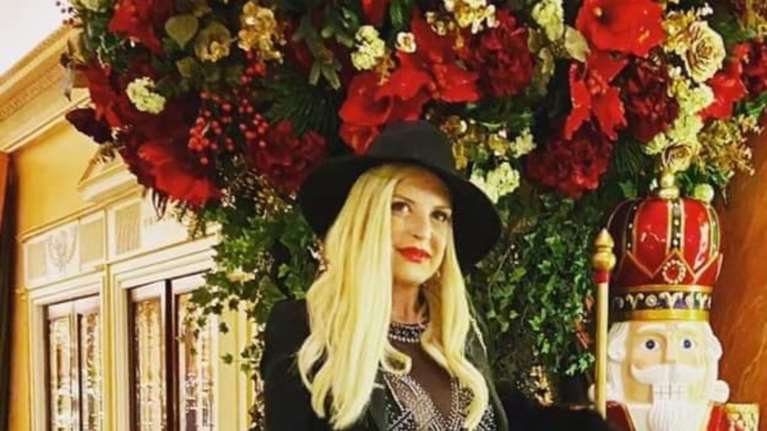 Μαρίνα Πατούλη: Με αποκαλυπτική σιθρού μπλούζα στο παγωμένο Λονδίνο