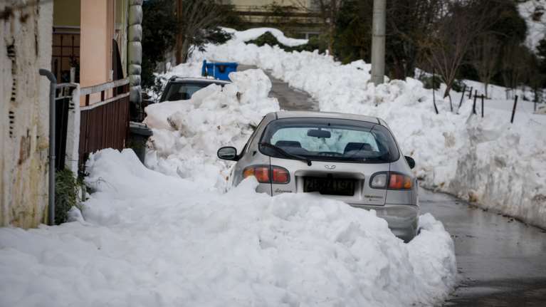 Τα χιόνια παγίδευσαν οχήματα σε Καλάβρυτα και Πήλιο
