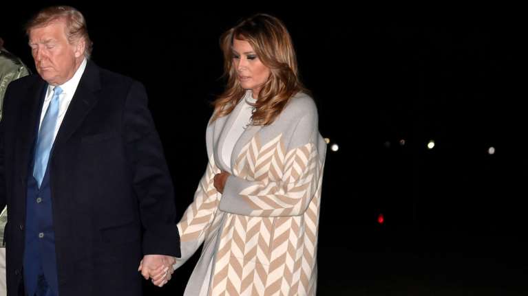 Η Μελάνια με πλεκτό φόρεμα και απίθανο παλτό σε μια υπέροχη εμφάνιση