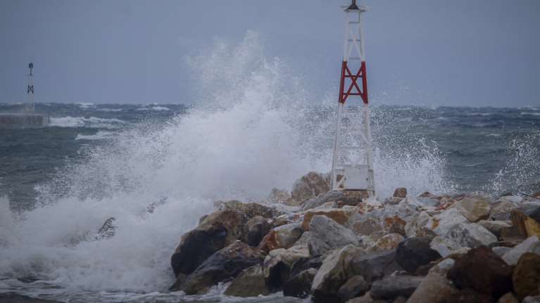 Και δεύτερο ρυμουλκό προσεγγίζει το πλοίο AEOLOS