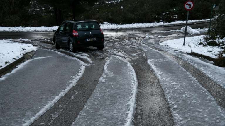Κακοκαιρία «Ηφαιστίων»: Ποιοί δρόμοι έκλεισαν, που χρειάζονται αλυσίδες
