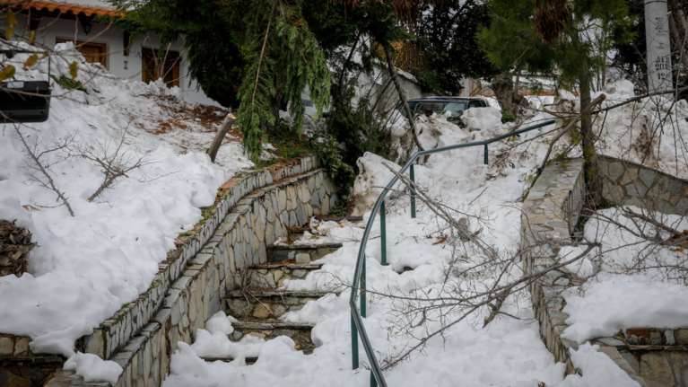 Εύβοια: Το χωριό Σέττα «θάφτηκε» στο χιόνι -Εφτασε 2,5μ. ύψος