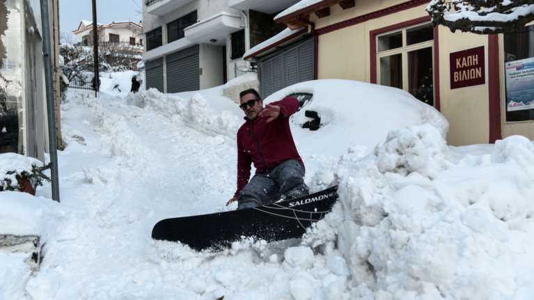 Χιόνια στα Βίλια...ευκαιρία για snowboard στους δρόμους!