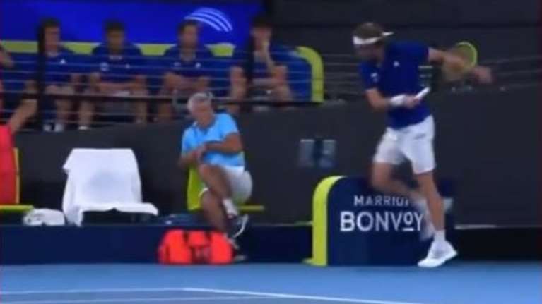 Νεύρα Τσιτσιπά: Χτύπησε με ρακέτα τον... πατέρα του! - Video