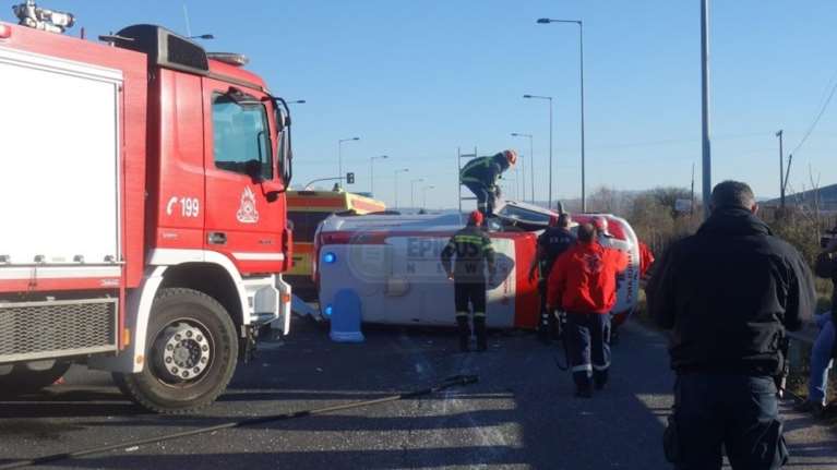 Εικόνες - σοκ με ντελαπάρισμα ασθενοφόρου έπειτα από τροχαίο