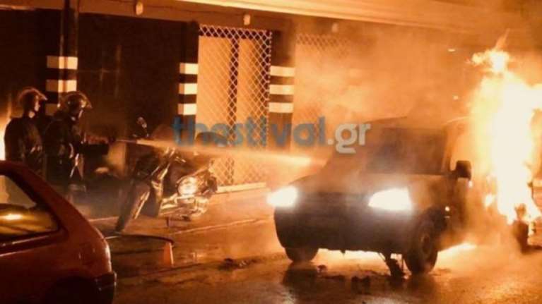 Θεσσαλονίκη: Φωτιά σε τρία οχήματα τα ξημερώματα στην Άνω Πόλη