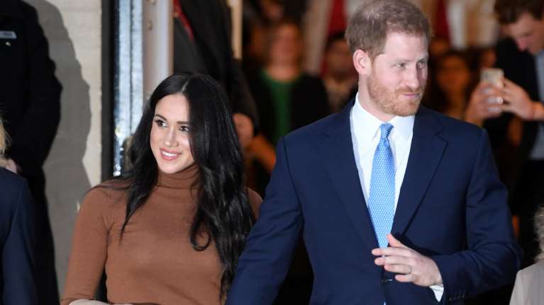 Η Μέγκαν επέστρεψε: Λαμπερή σε γήινους τόνους με πουλόβερ &amp; σατέν φούστα