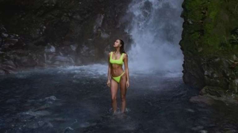 Η Ιρίνα Σάικ στην Κόστα Ρίκα πιο σέξι και χαλαρή από ποτέ [Εικόνες]