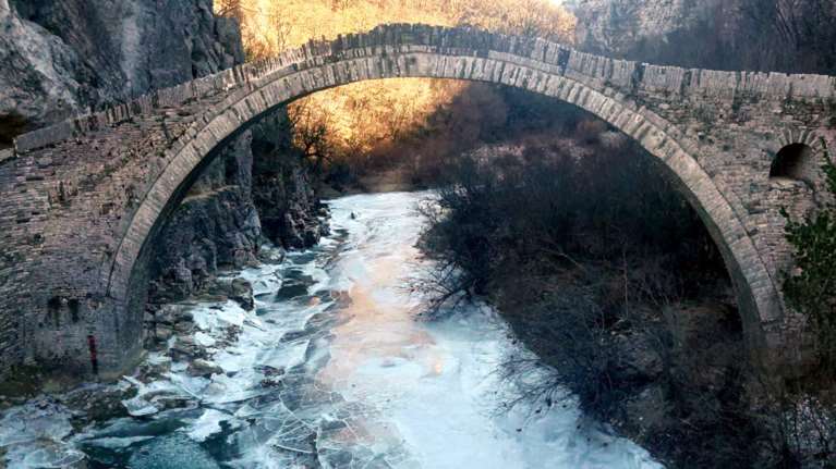 Ιωάννινα: Στην κατάψυξη -Πάγωσε το ποτάμι στο Ζαγόρι [εικόνα]