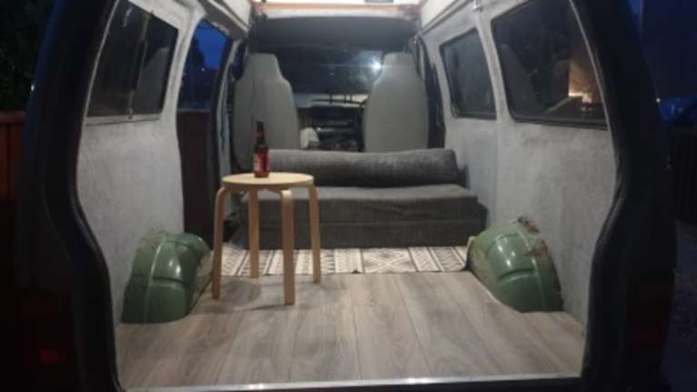 Φοιτήτρια έκανε ένα βαν... σπίτι για να μην πληρώνει ενοίκιο [εικόνες]