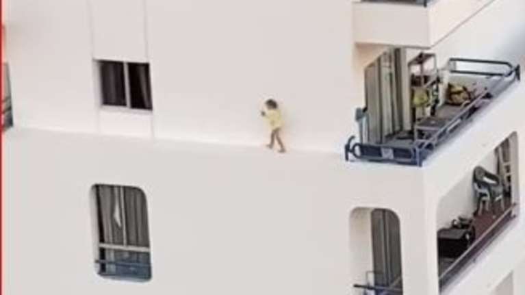 Σοκαριστικό. Κοριτσάκι τρέχει σε περβάζι 4ου ορόφου
