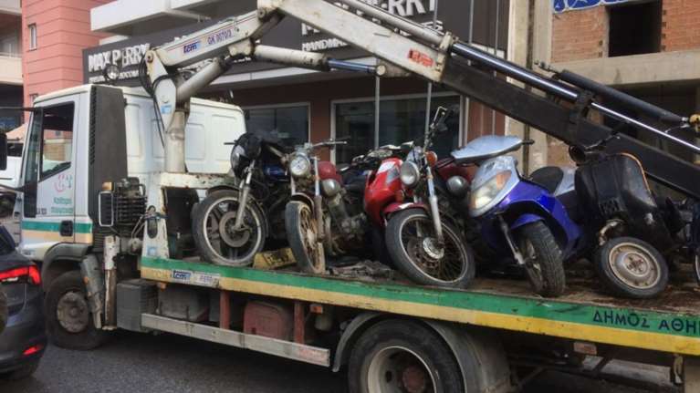 800 παρατημένα μηχανάκια στην Αθήνα μαζεύει ο Δήμος