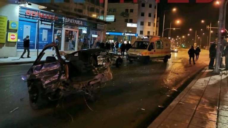 Τροχαίο σοκ στη Θεσσαλονίκη: ΙΧ κόπηκε στη μέση