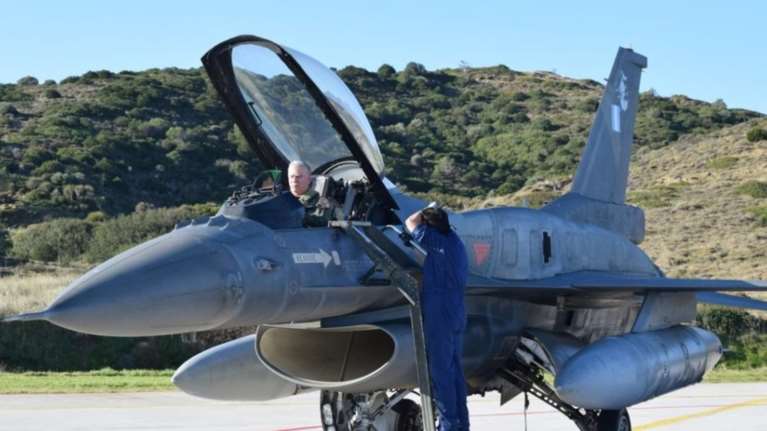 Δείτε τον Αρχηγό ΓΕΕΘΑ που πέταξε μόνος του με F16 στη Σκύρo