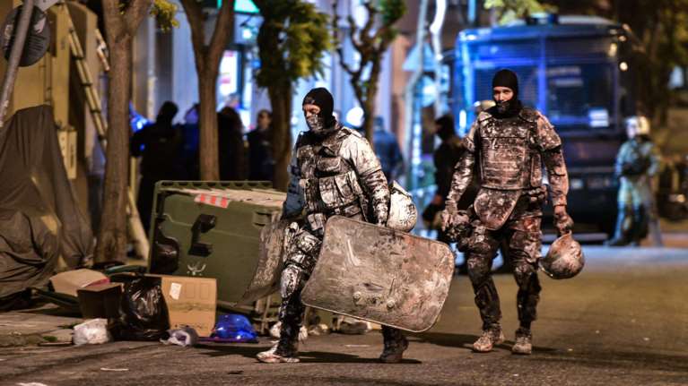 Νέα «επιχείρηση Κουκάκι»: 21 συλλήψεις, 6 αστυνομικοί τραυματίες
