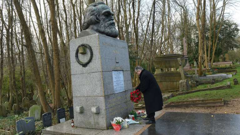 Με υψωμένη γροθιά στον τάφο του Καρλ Μαρξ ο Κουτσούμπας