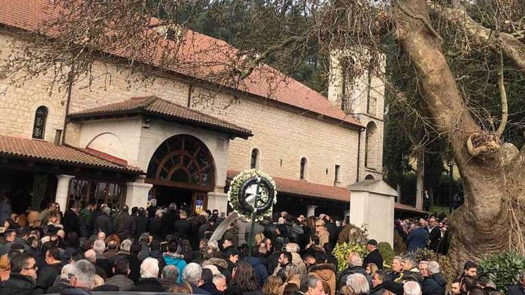 Πλήθος κόσμου για το τελευταίο αντίο στον Θόδωρο Νιτσιάκο