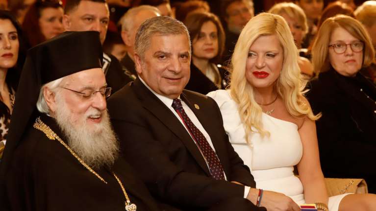 Υπερπαραγωγή η Πατούλη στην κοπή πίτας με λευκό φόρεμα με έναν ώμο