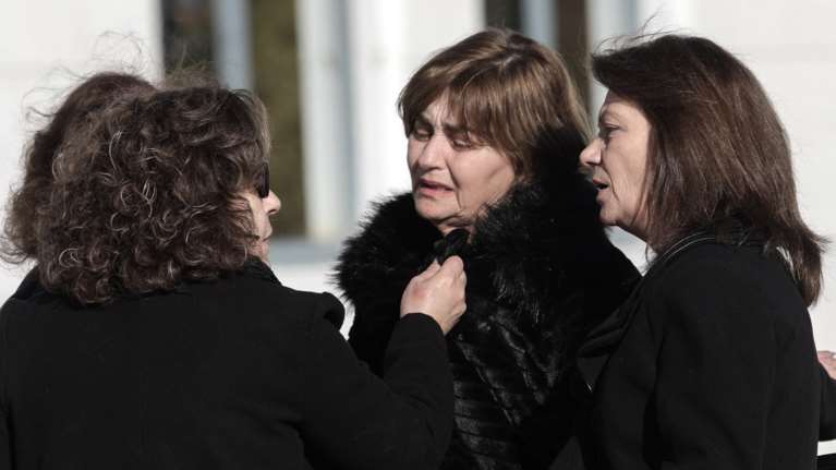 Η μάνα της Τοπαλούδη ξεσπά: «Θα σας πάρω την ψυχή δολοφόνοι» [βίντεο]