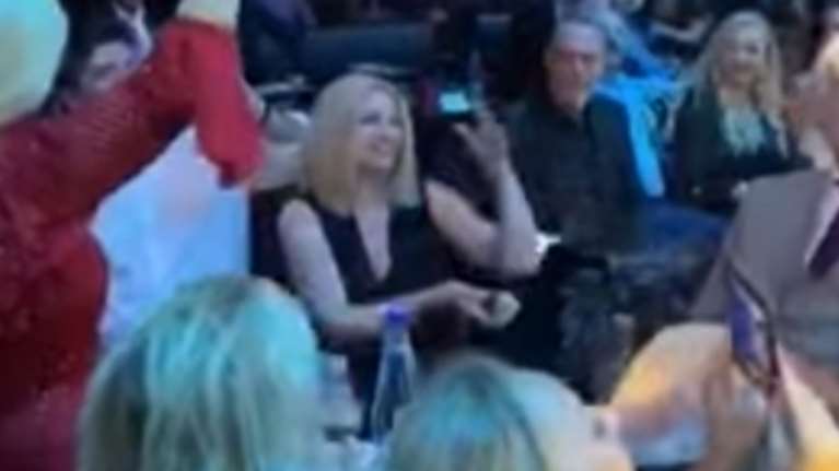 Στα μπουζούκια η Φώφη - Γλέντησε στον Πάνο Κιάμο