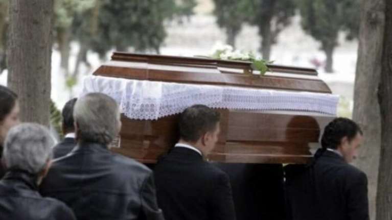 Τρίκαλα: Πήγαν σε κηδεία και... άκουγαν τραγούδια με μουσικούς