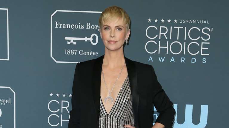 «Bombshell» η Θερόν στη νέα της εμφάνιση: Με τεράστιο σκίσιμο &amp; ντεκολτέ