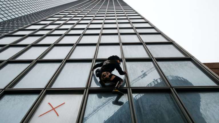 Ο &quot;γάλλος Spiderman&quot; ξαναχτύπησε- Ανέβηκε ξανά σε ουρανοξύστη 48 ορόφων