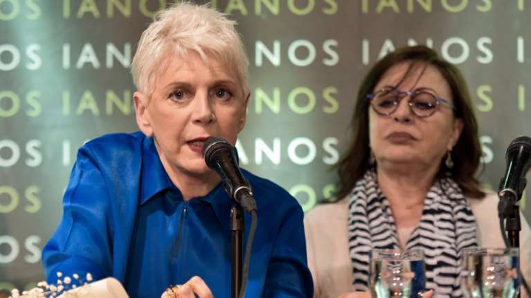 Η Ελενα Ακρίτα θυμωμένη “καρφώνει” την καμπάνια για τις αμβλώσεις