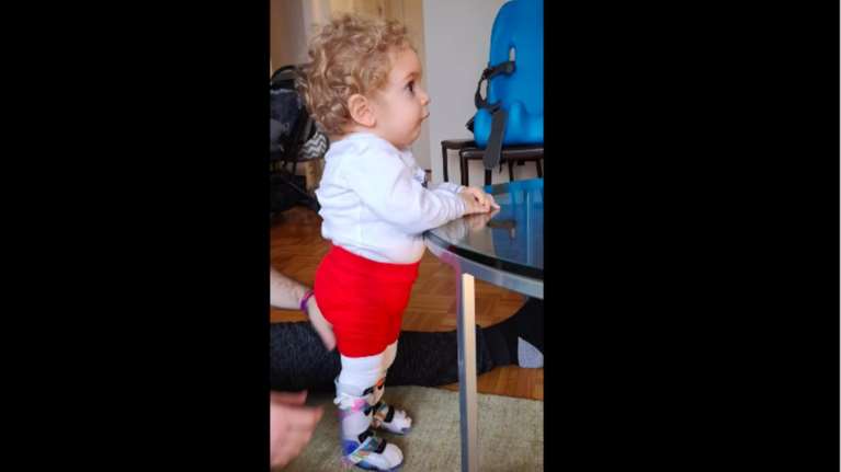 Ο μικρός Παναγιώτης Ραφαήλ στέκεται στα πόδια του - βίντεο