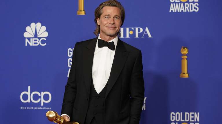 Μπραντ Πιτ: Εμφανίζεται χωρίς μπλούζα και προκαλεί ντελίριο