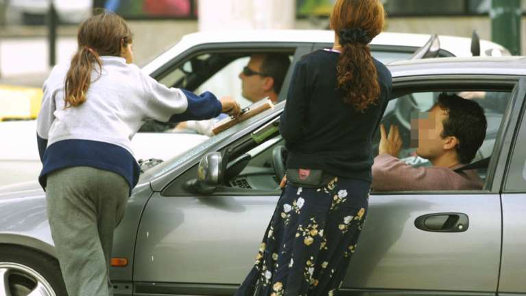 Να δίνουμε χρήματα στα παιδιά που ζητιανεύουν στον δρόμο ή όχι;