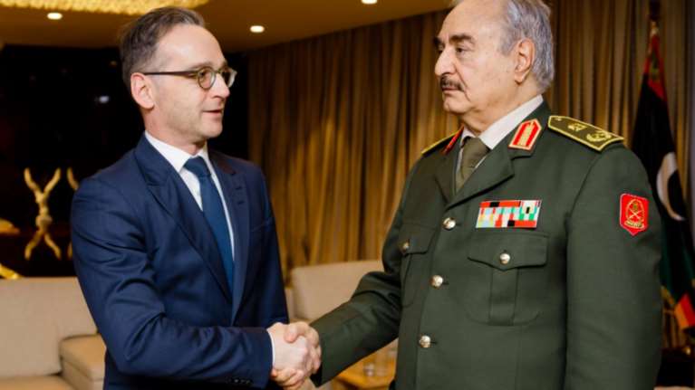 Γερμανός ΥΠΕΞ: Συμφώνησε σε κατάπαυση του πυρός στη Λιβύη ο Χαφτάρ