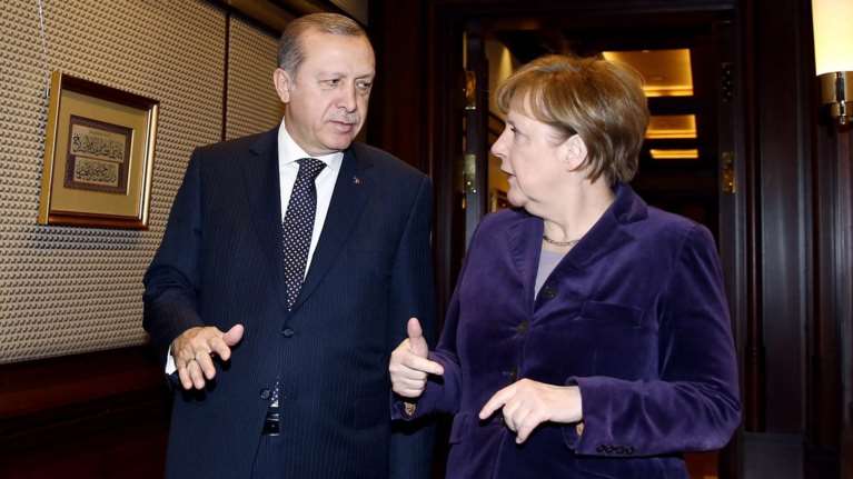 Bild: Ο Ερντογάν πίεσε την Μέρκελ να αποκλείσει την Ελλάδα