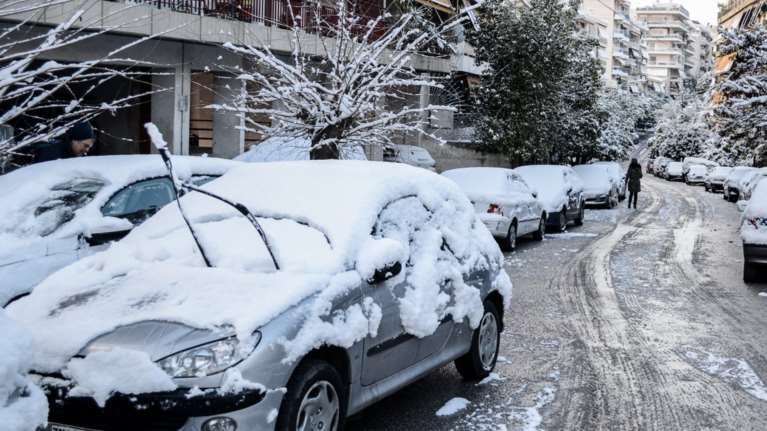 Πώς να βγάλετε τον πάγο από το παρμπρίζ του αυτοκινήτου σας
