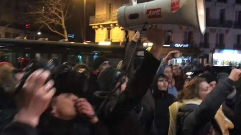 Διαδηλωτές επιχείρησαν να «λιντσάρουν» τον Μακρόν-Φυγαδεύτηκε από θέατρο