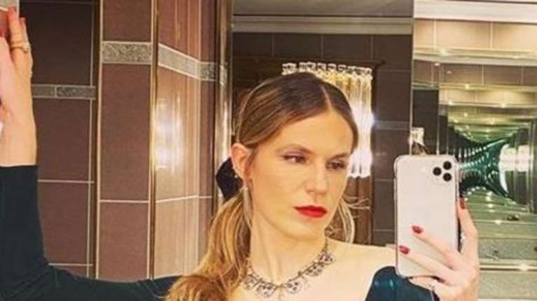 Γάμος Νιάρχου: Υπέρλαμπρο το φόρεμα της αδερφής του (εικόνα)