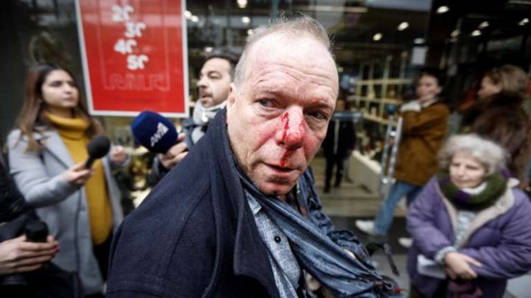 Βίντεο-ντοκουμέντο: H επίθεση στον δημοσιογράφο στο Σύνταγμα