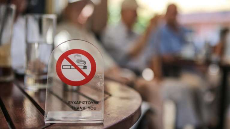 Αντικαπνιστικός νόμος: Επεσαν «καμπάνες» - Λουκέτο σε «Λέσχη»