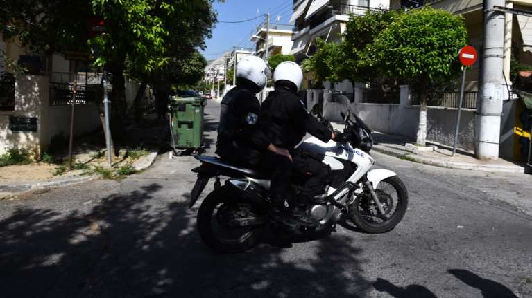 Πήγαν να ληστέψουν ψιλικατζίδικο με... ψεύτικο όπλο