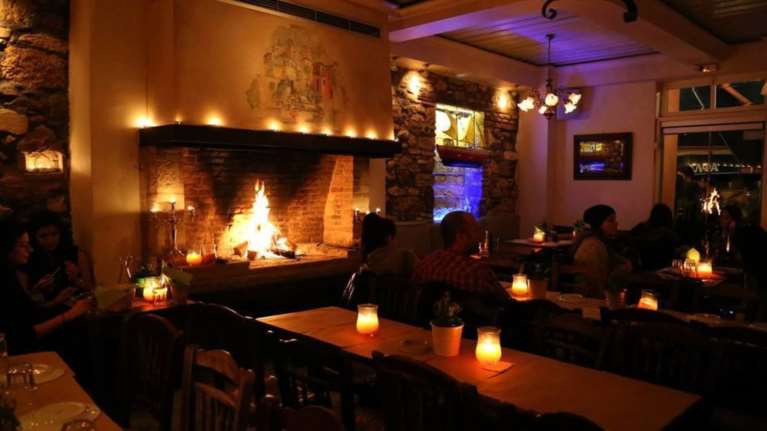 Τα ωραιότερα στέκια της πόλης με τζάκι για τις κρύες ημέρες