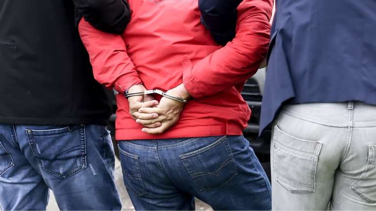 Χαλκίδα: Παρίστανε τον αστυνομικό και «ξάφρισε» Πακιστανούς