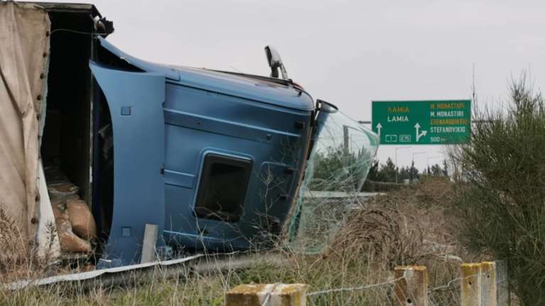 Τροχαίο με νταλίκα έξω από τη Λάρισα – Ουρές οχημάτων [εικόνες]