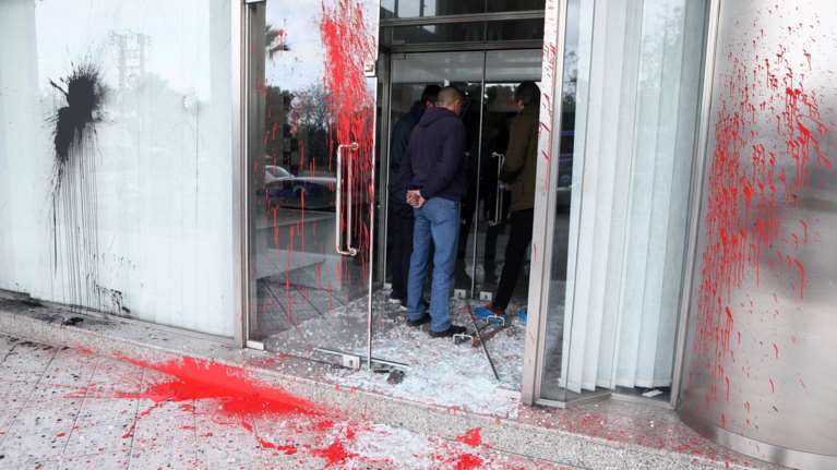 Εσπασαν τζαμαρία και πέταξαν μπογιές στη Γ.Γ. Κοινοτικών Πόρων