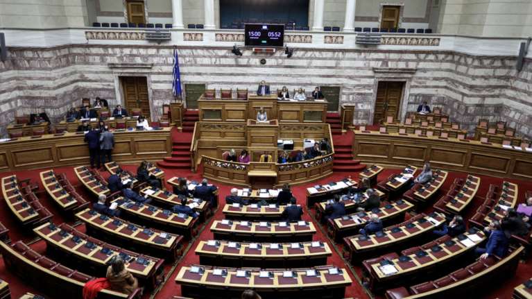 Βουλή: Σε άδεια έδρανα η συζήτηση για το νομοσχέδιο του υπ. Παιδείας