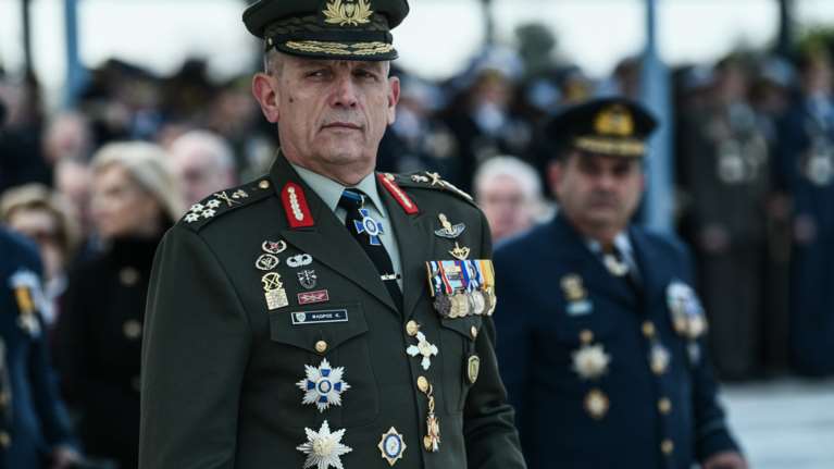 Η εικόνα μιλάει μόνη της- “Πλάκα” τα παράσημα του νέου αρχηγού ΓΕΕΘΑ