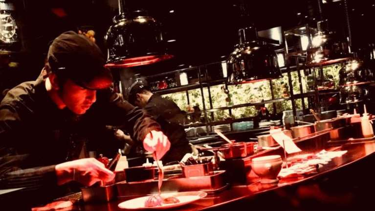 Ένας πατρινός μάγειρας στο εστιατόριο του Αλέν Ντικάς στο Παρίσι