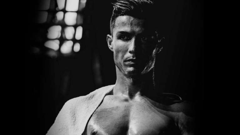 Κριστιάνο Ρονάλντο: Γυμνός ποζάρει και ρίχνει το Instagram [εικόνα]